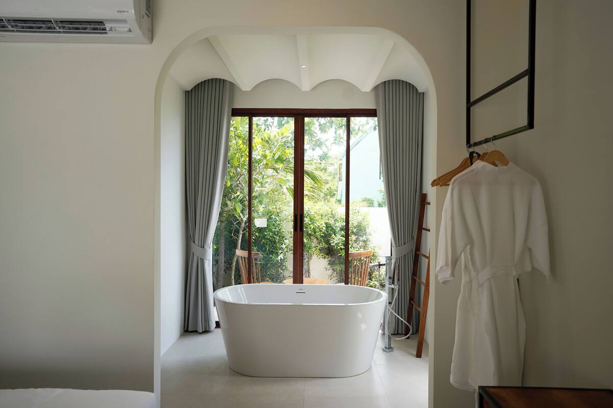 Double Room, 1 King Bed, Garden View | Premium bedding, free minibar, blackout curtains, free WiFi