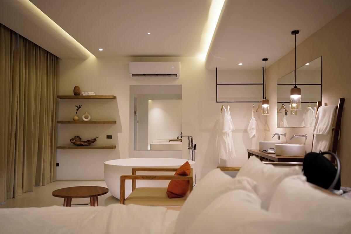 Deluxe Room, Balcony, Sea View | Premium bedding, free minibar, blackout curtains, free WiFi