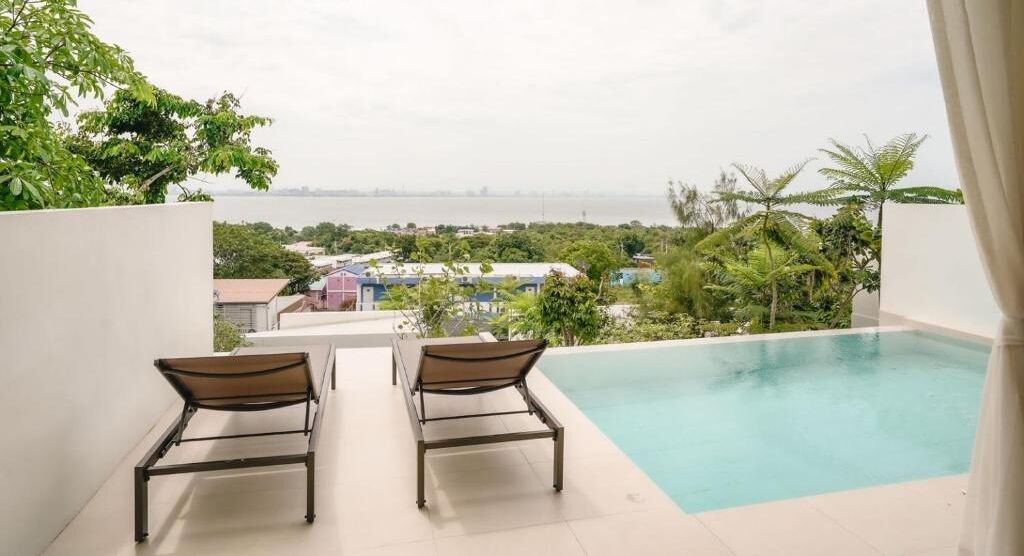 Premium bedding, free minibar, blackout drapes, free WiFi