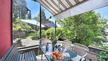 Standard House, Multiple Bedrooms, 2 Bathrooms, Mountainside (Family Villa - Casa Nido - Panoramica) | Outdoor dining