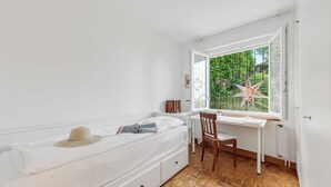 A bedroom with a bed, a desk, and a chair. - Family Villa - Casa Nido - Panoramica (Lugano)