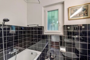 Rumah Standar, beberapa kamar, 2 kamar mandi, tepi gunung (Family Villa - Casa Nido - Panoramica) | Kamar mandi | Bathtub dan shower terpisah, pengering rambut, kloset, dan handuk