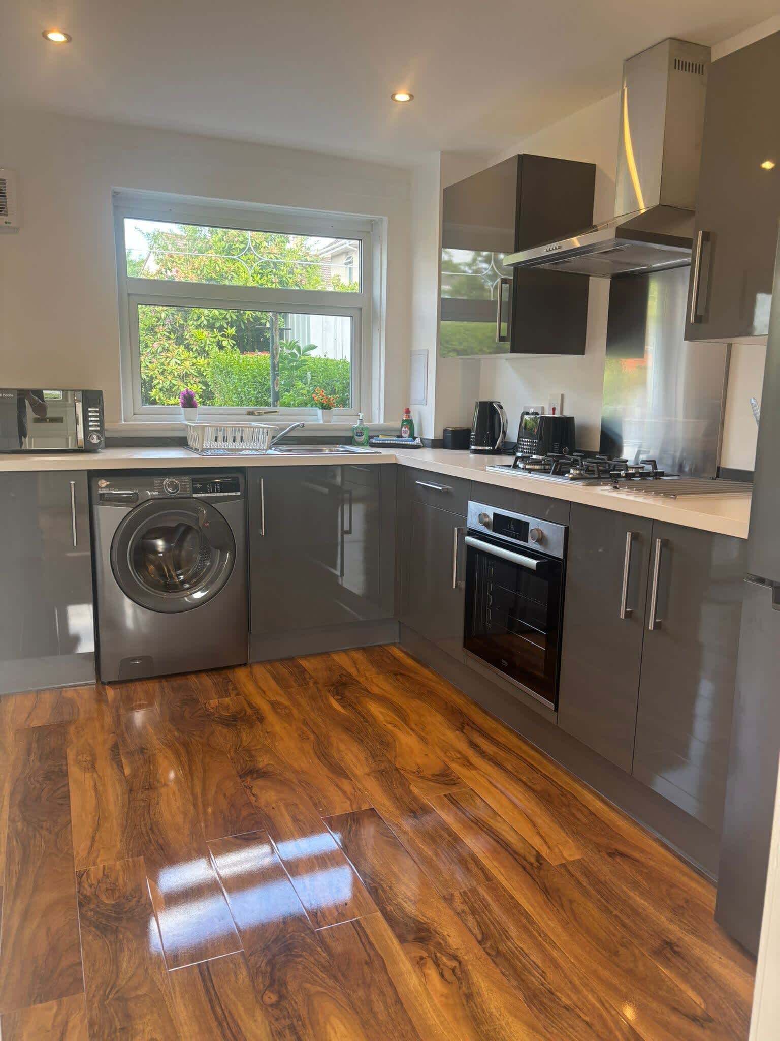 Een koelkast, een microgolfoven, een oven, een kookplaat