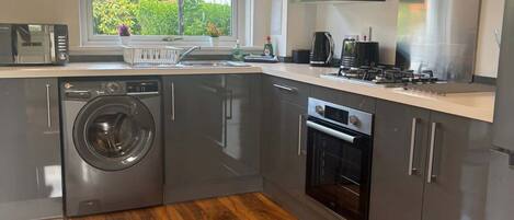 Geladeira, micro-ondas, fogão, cooktop