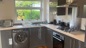 Een koelkast, een microgolfoven, een oven, een kookplaat