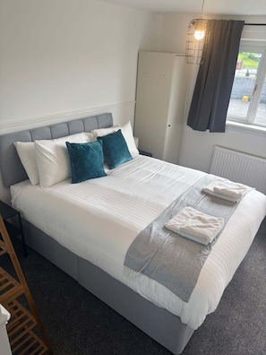 3 chambres, fer et planche à repasser, Wi-Fi, draps fournis