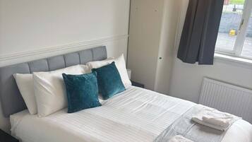 3 bedrooms, iron/ironing board, WiFi, bed sheets