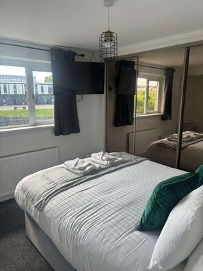 3 bedrooms, iron/ironing board, WiFi, bed sheets