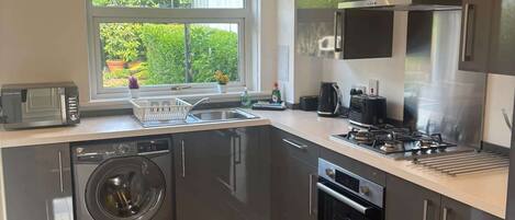 Frigorífico, microondas, horno y placa de cocina