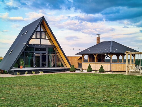 Charming 4-bedroom bungalow with WiFi, AC in fantastic Surat