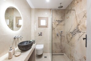 Regadera, secadora de cabello, toallas, jabón 