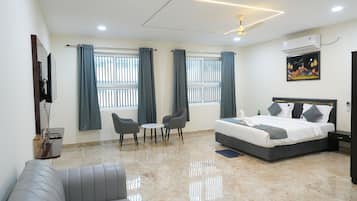 Ropa de cama de alta calidad y espacio para trabajar con laptop