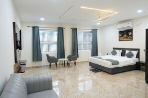Phòng Suite Executive | Bộ đồ giường cao cấp, khu vực làm việc phù hợp cho laptop 