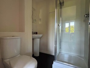 Douche, sèche-cheveux, serviettes fournies