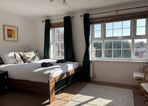 3 chambres, fer et planche à repasser, Wi-Fi, draps fournis