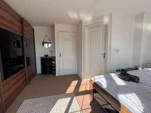 3 bedrooms, iron/ironing board, WiFi, bed sheets - 3‑Bed, 3 En‑Suite Home | Parking & Fast WiFi (Wednesbury)