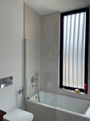 Een douche, een haardroger, handdoeken, toiletpapier