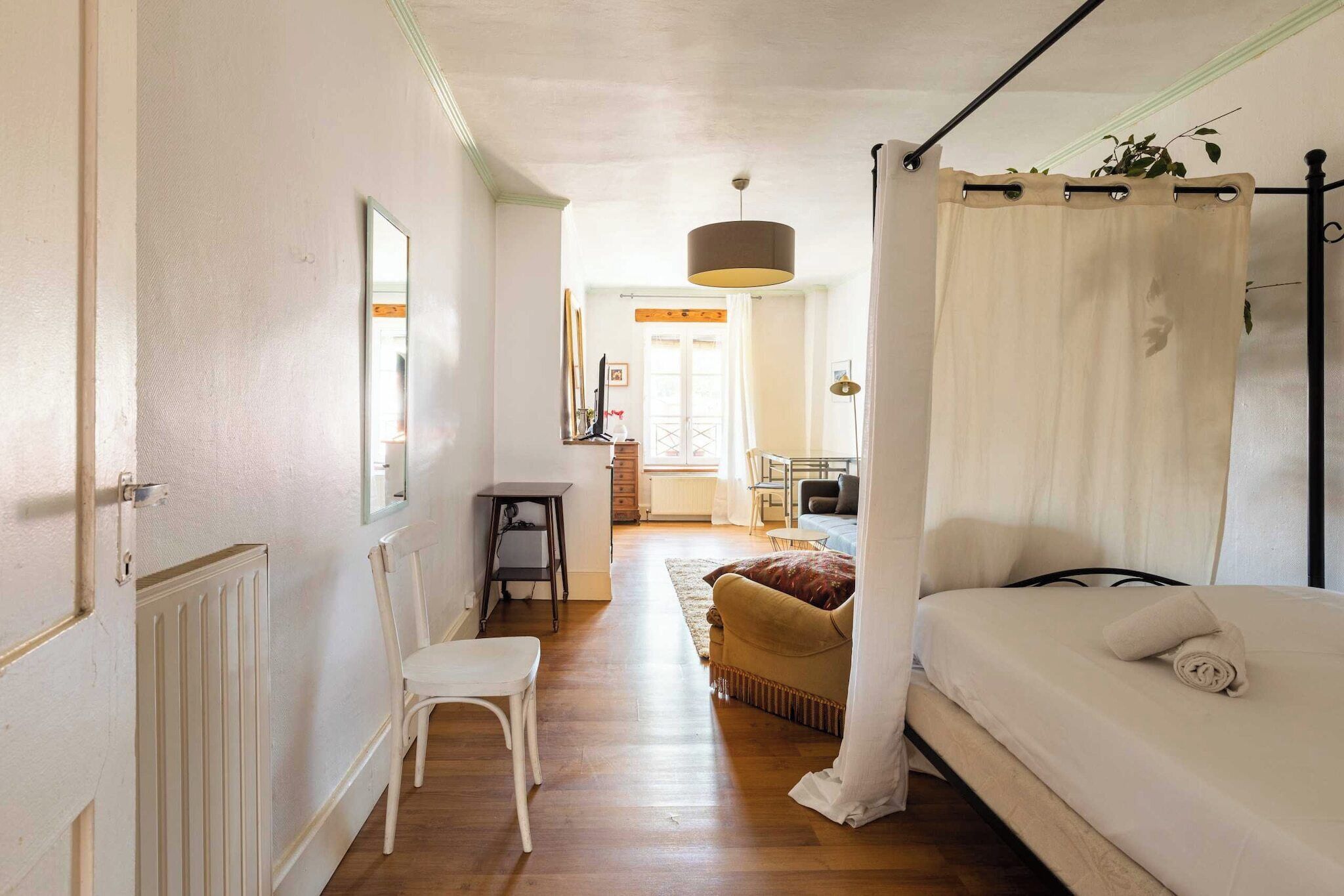 1 habitación, escritorio, tabla de planchar con plancha y wifi gratis 