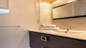 Ducha, secador de pelo, toallas