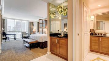 Skrivebord, strykejern/-brett, wi-fi og sengetøy