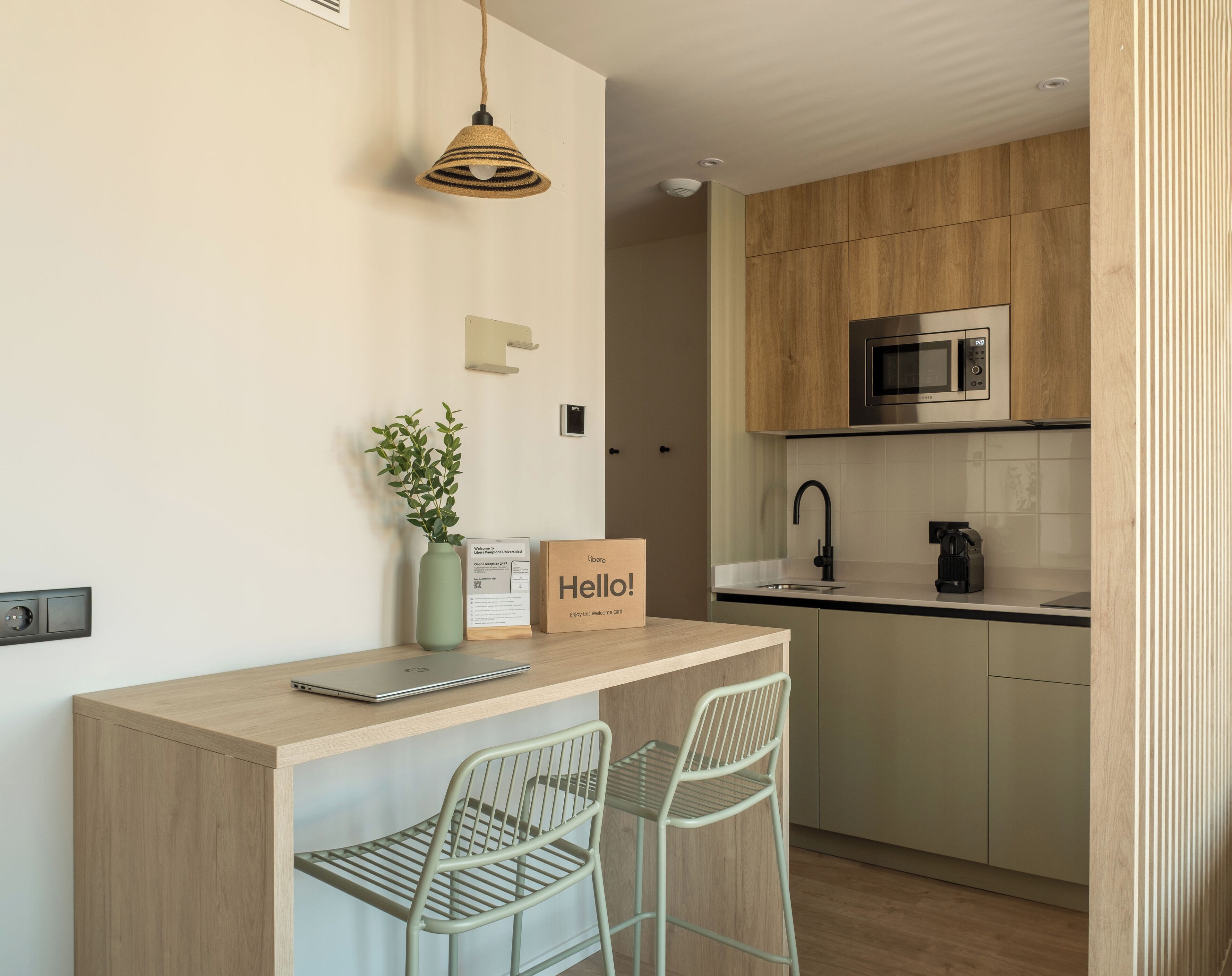 Estudio, balcón | Cocina privada | Frigorífico, microondas, placa de cocina y máquina de café espresso