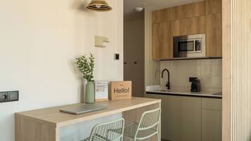 Estudi, balcó | Cuina privada | Frigorífic, microones, placa de cuina i cafetera exprés