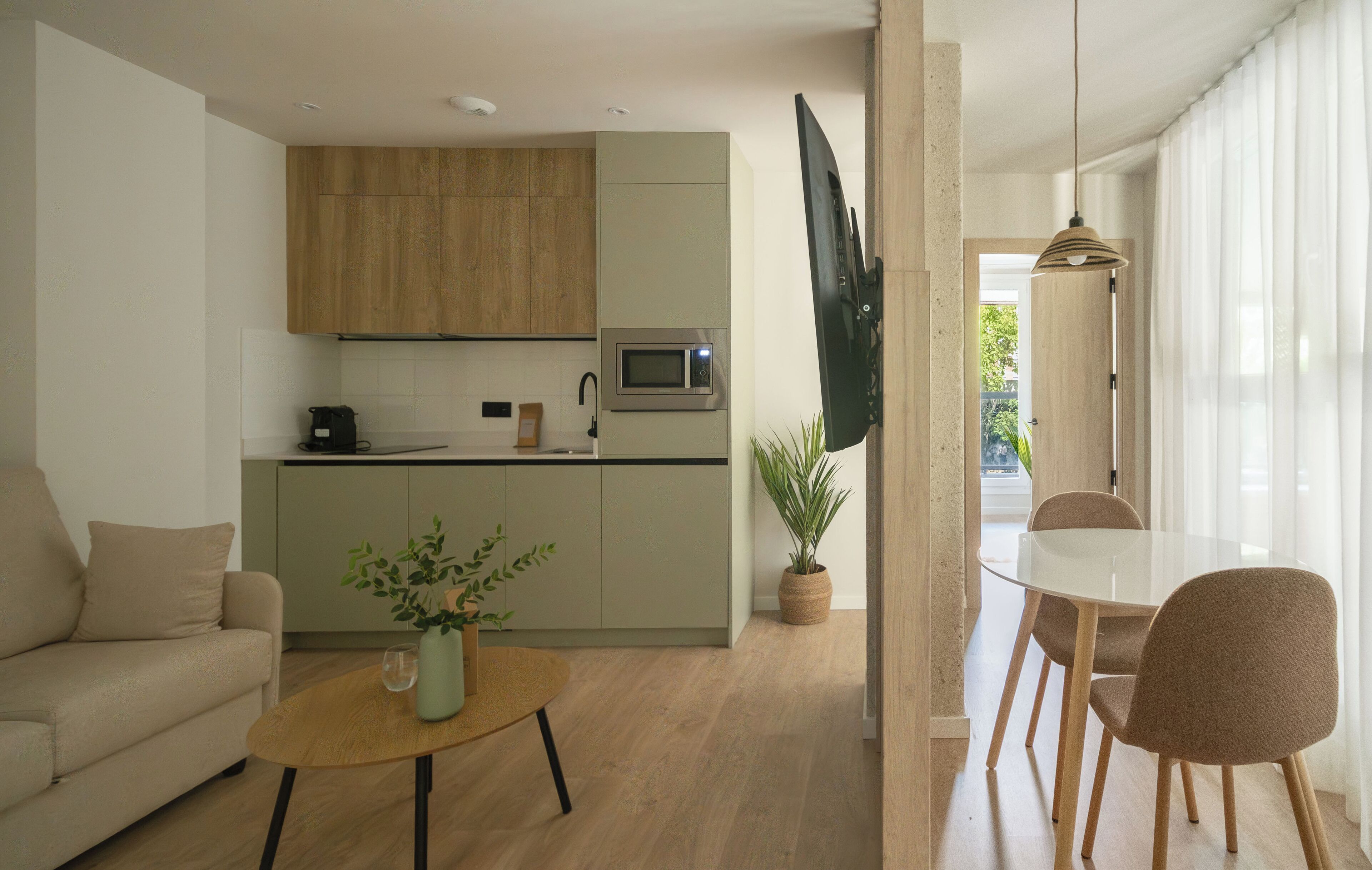 Apartament estàndard, 1 dormitori, terrassa | Sala d'estar | Televisor de 50 polzades amb canals per cable 