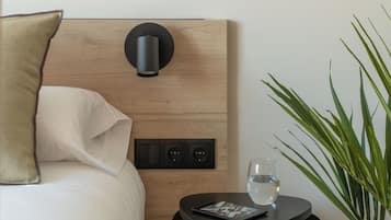 Estudio, balcón | Caja fuerte, espacio para trabajar con un portátil, cortinas opacas