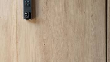 Una puerta de madera con cerradura electrónica y un cartel que indica el número de habitación 01.