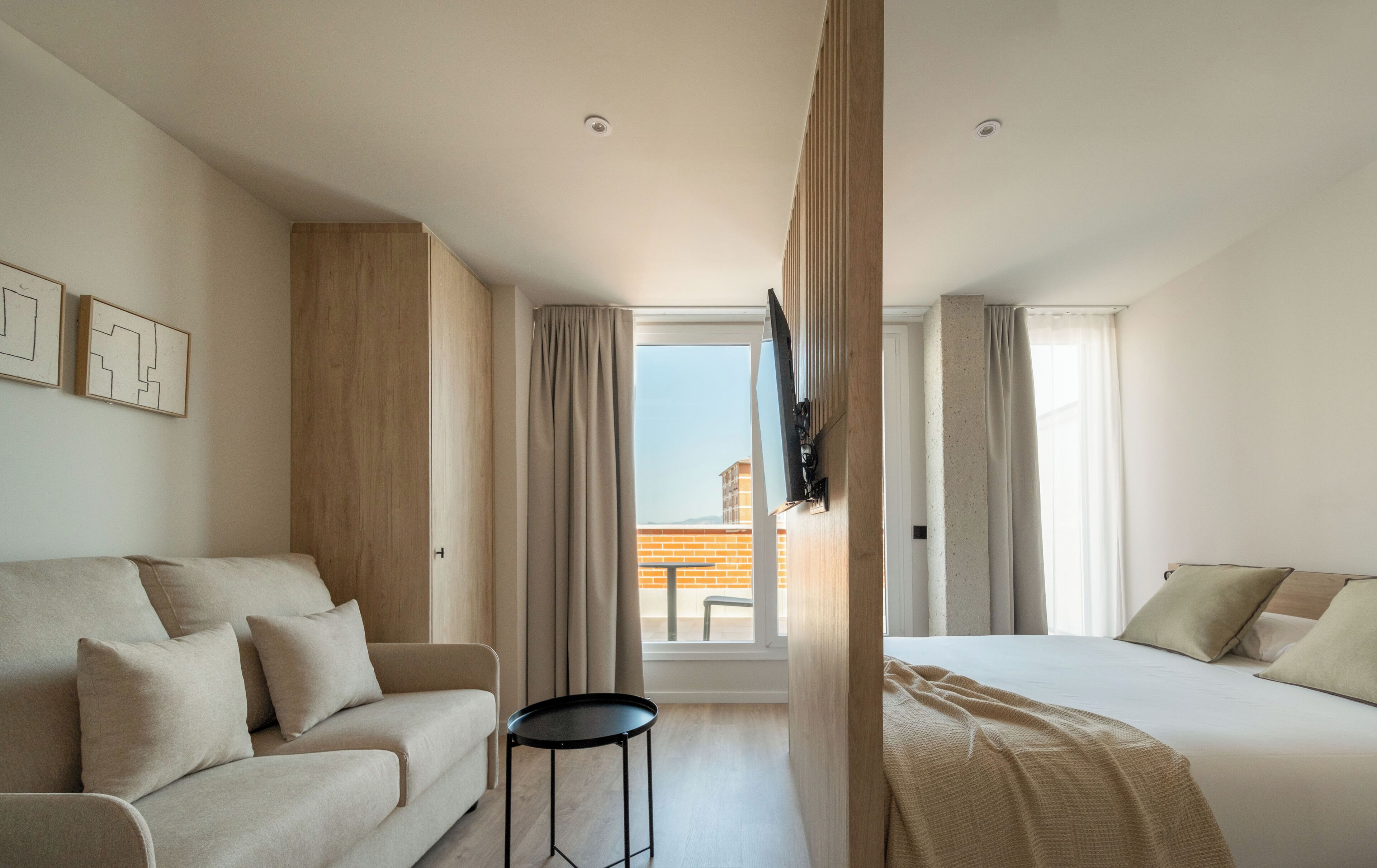 Studio, balcon | Coin séjour