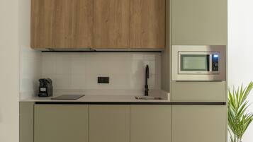 Una cucina moderna con mobili in legno, un forno a microonde integrato e una macchina per il caffè.