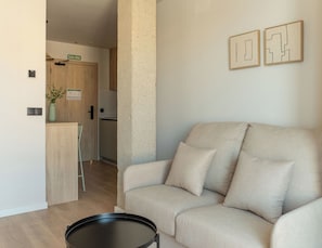 Estudio, balcón | Zona de estar | Televisión de 50 pulgadas con canales por cable