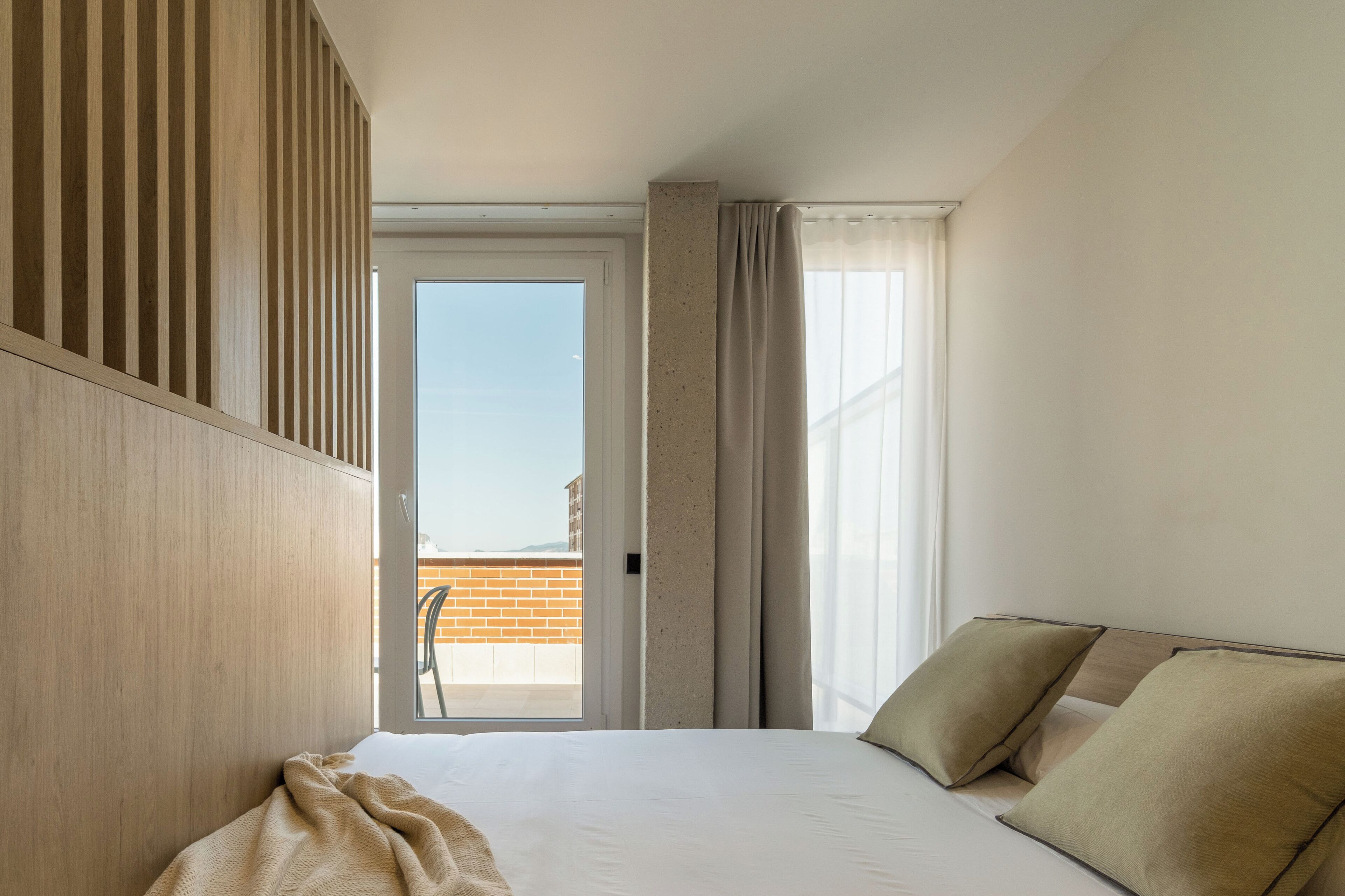 Studio, balkon | Een kluis op de kamer, een laptopwerkplek, verduisterende gordijnen