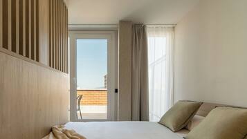 Studio, balkon | Een kluis op de kamer, een laptopwerkplek, verduisterende gordijnen