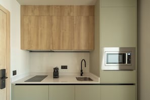 Estudio, balcón | Cocina privada | Frigorífico, microondas, placa de cocina y máquina de café espresso