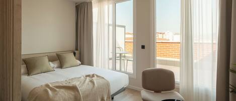 Caja de seguridad en la habitación y espacio para trabajar con laptop