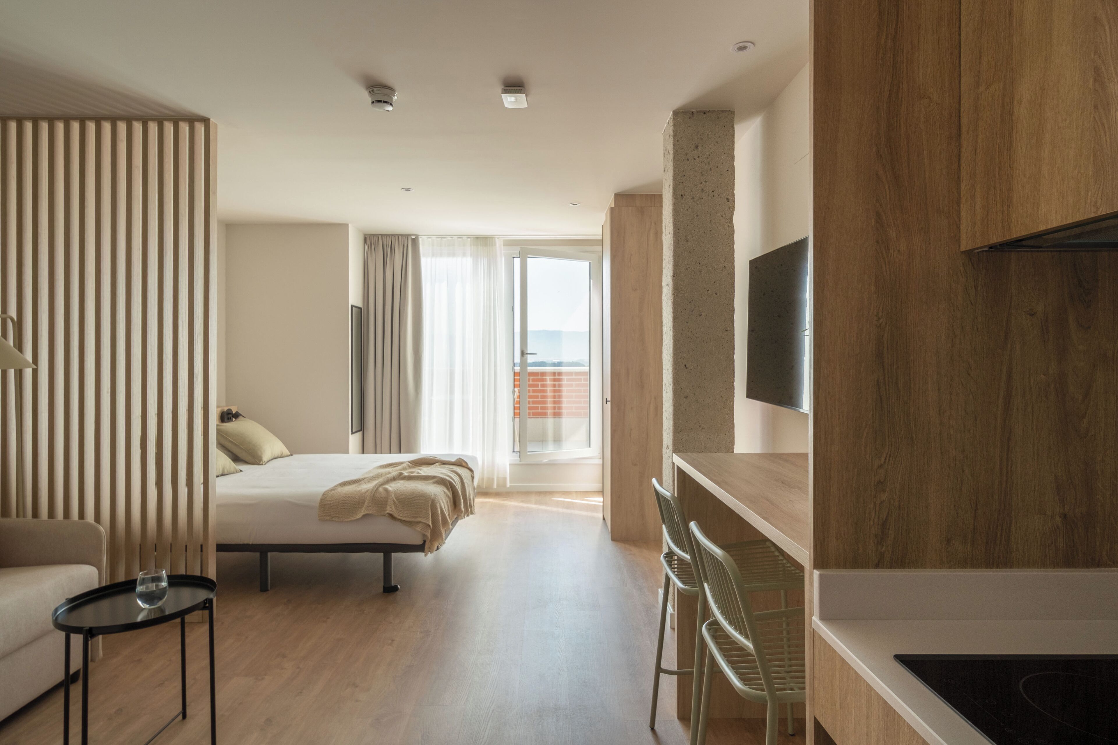 Studio, balkon | Woonruimte | Een 50-inch televisie met kabelzenders