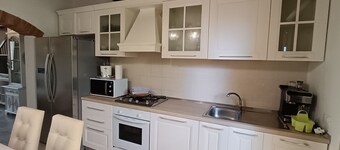 Debora's House, apartment in residence with shared pool