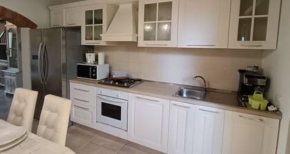 Debora's House, apartment in residence with shared pool