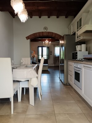 Fridge, microwave, oven, stovetop - Debora's House, apartment in residence with shared pool (Toscana)