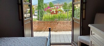 Debora's House, apartment in residence with shared pool