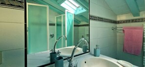Douche, sèche-cheveux, bidet