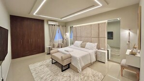 Una camera da letto moderna con un letto grande, comodini, un armadio e uno specchio.