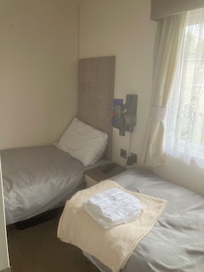 2 多间卧室、熨斗/熨衣板、旅行婴儿床、床单