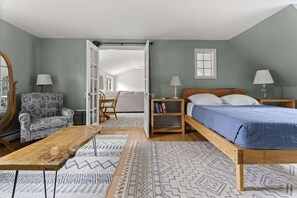 2 bedrooms, desk, iron/ironing board, WiFi