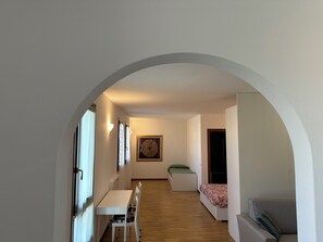 1 slaapkamer, een strijkplank/strijkijzer, beddengoed