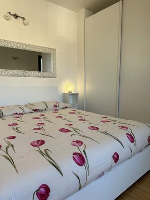 1 slaapkamer, een strijkplank/strijkijzer, beddengoed