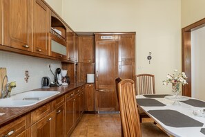 Fridge, microwave, oven, stovetop - Apartment 'The Pirate's Mansion' with Mountain View, Wi-Fi and Air Conditioning (Nafplio)