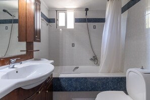 Dusche, kostenlose Toilettenartikel, Haartrockner, Handtücher