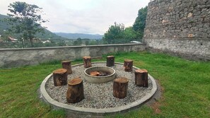 Property grounds - Charming 8-bedroom bed & breakfast with WiFi in Kodaikanal (Kodaikanal)